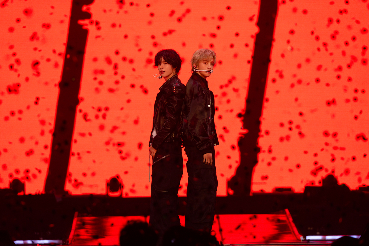 TWS' Kyungmin (left) and Jihoon perform "Shift" during “24/7:For:You,” held at Kspo Dome in Songpa-gu, southern Seoul, Sunday. (Pledis Entertainment)