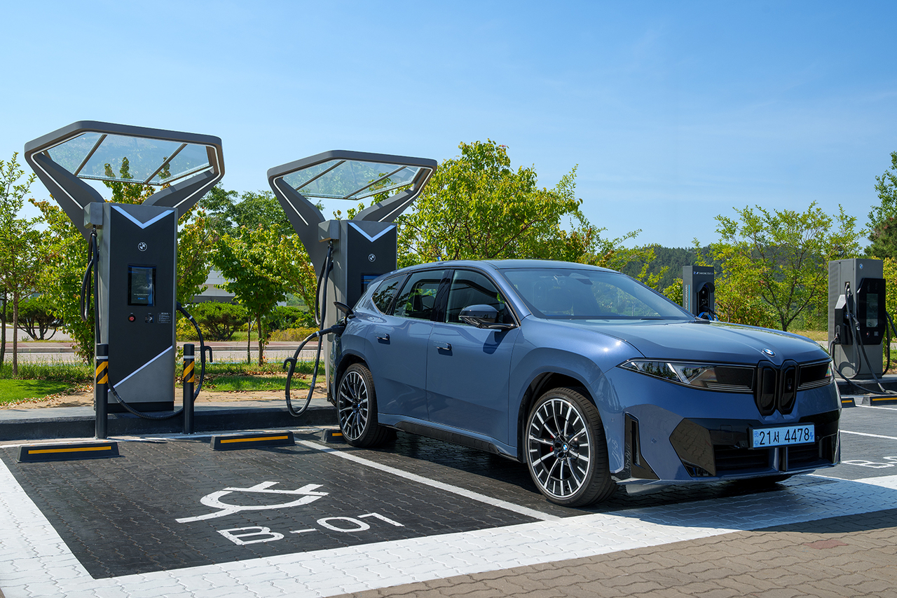 BMW Group Korea has installed the country's first public 400kW ultra-fast electric vehicle charger. [Provided by BMW Group Korea]