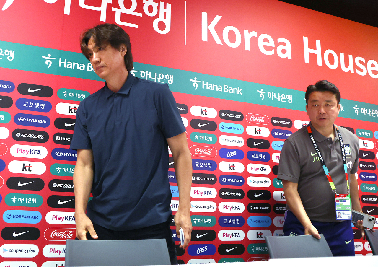 Hong Myung-bo (left) leaves after announcing his resignation as head coach of the South Korean men's national soccer team, at a press conference in Zapopan, Mexico, Sunday. (Yonhap)