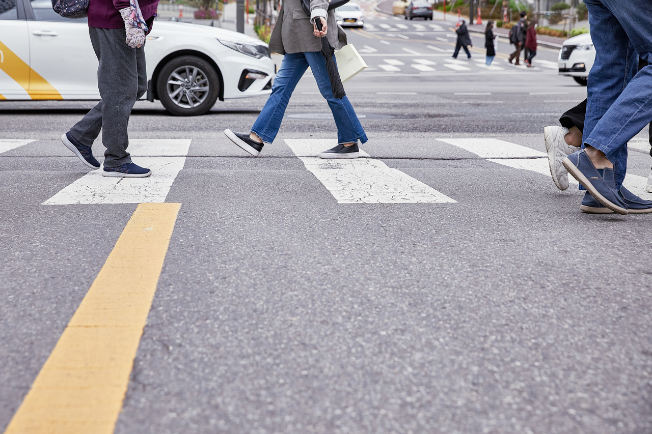 Pedestrians cross a street in Seoul. (Getty Images)