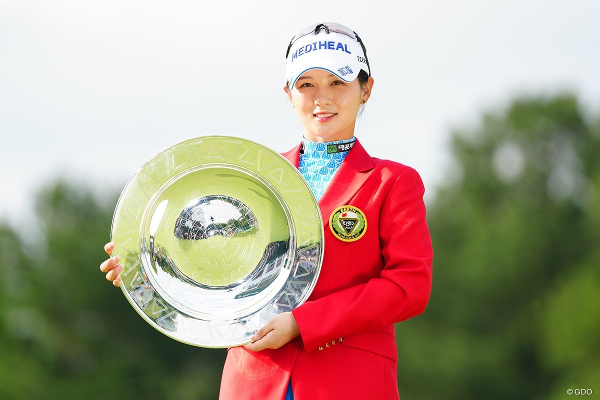 Park Hyun-kyung poses with the winner's trophy. [Photo=JLPGA]