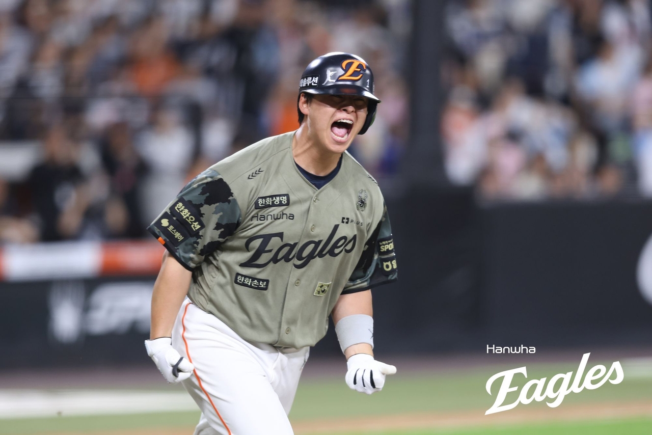 Roh Si-hwan of the Hanwha Eagles celebrates after hitting a walk-off single against the Doosan Bears during the clubs' Korea Baseball Organization regular-season game at Daejeon Hanwha Life Ballpark in the central city of Daejeon on Tuesday. (Hanwha Eagles)