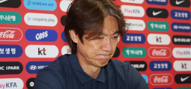 Hong Myung-bo is seen during a press conference announcing his resignation as head coach of the South Korean men's national soccer team, at Chivas Verde Valle in Zapopan, Mexico, Sunday. (Yonhap)