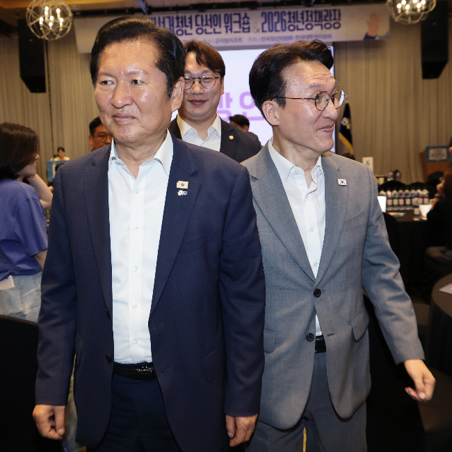 Rep. Jung Chung-rae (left) and Prime Minister Kim Min-seok (right) are seen at a party event in Gwangju, Gyeonggi Province, Sunday. (Pool photo via Yonhap)