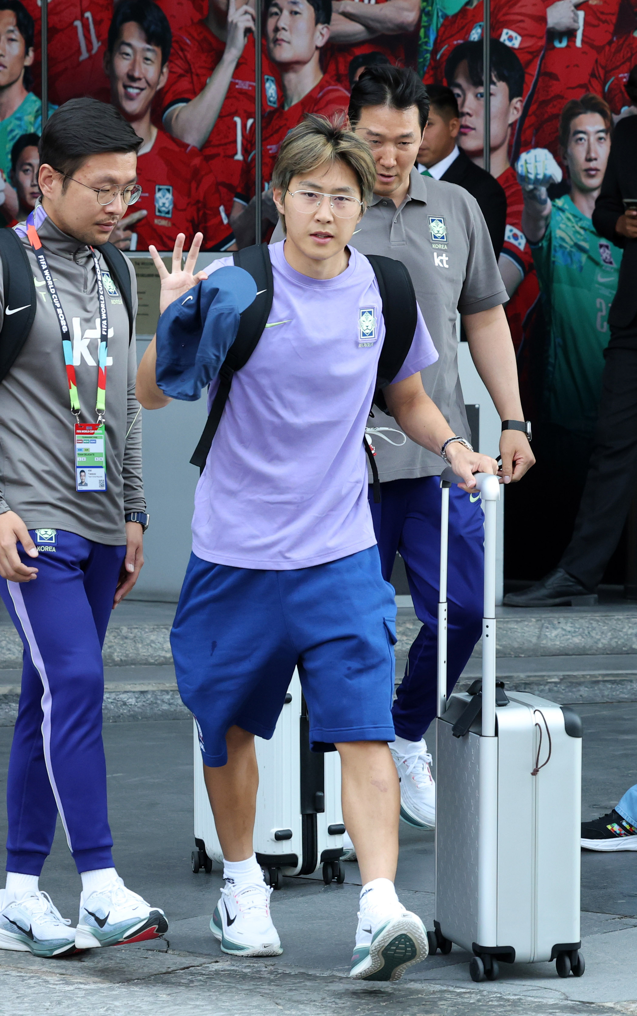 South Korea's Lee Kang-in waves as he leaves the national team's hotel in Guadalajara, Mexico, on Sunday, after South Korea failed to advance to the knockout stage of the FIFA World Cup. (Newsis)
