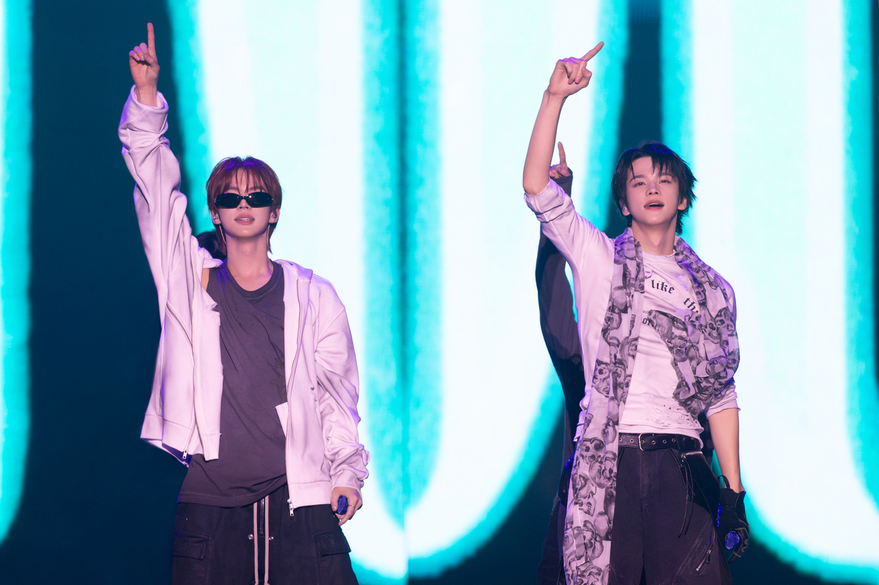 TWS' Dohoon (left) and Shinyu perform “How Did You Do That” during “24/7:For:You,” held at KSPO Dome in Songpa-gu, southern Seoul, Sunday. (Pledis Entertainment)