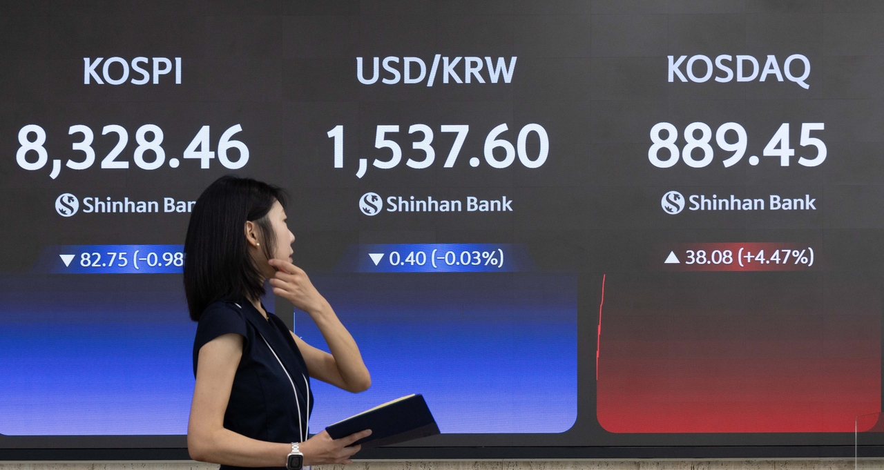 An electronic board at a Shinhan Bank branch in central Seoul displays the Kospi index on Monday, as the benchmark index opened lower amid renewed tensions in the Middle East over the weekend. (Yoon Chang-bin/The Korea Herald)