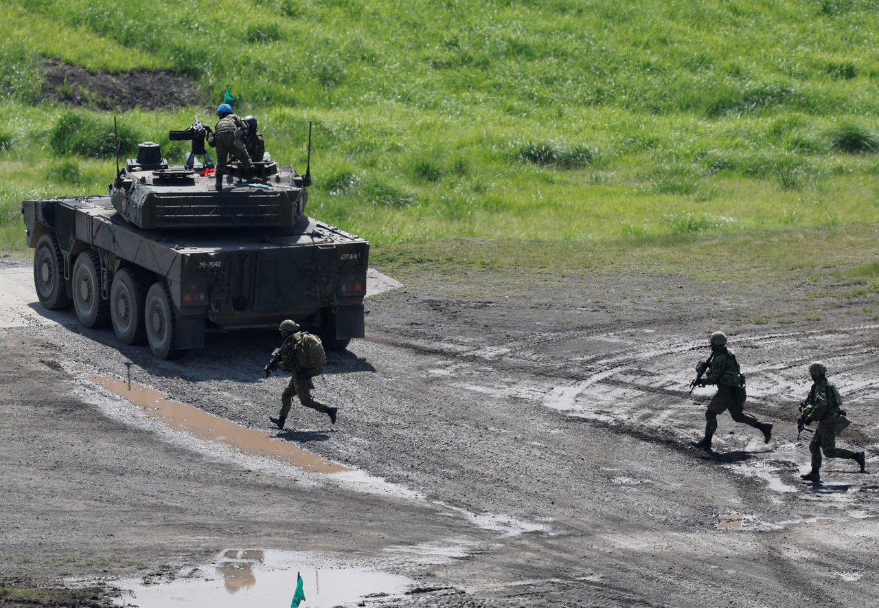 Members of the Japanese Self-Defense Force run to take positions during a joint live-fire drill with US Marines as part of the annual Resolute Dragon exercises in Yufu, Oita Prefecture, Japan, on Sunday. (Reuters-Yonhap)