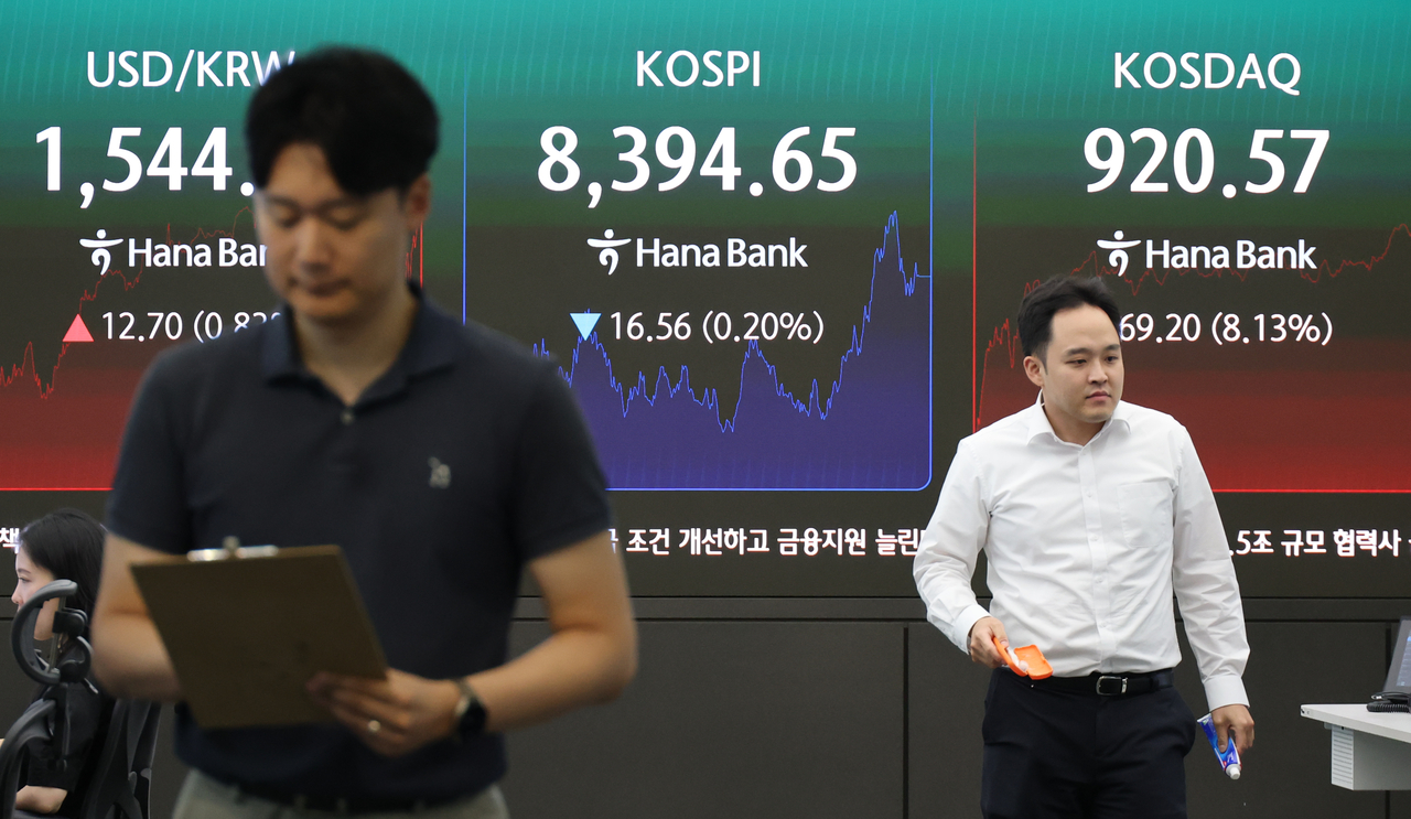 An electronic board showing the Korea Composite Stock Price Index at a dealing room of the Hana Bank headquarters in Seoul on Monday. (Yonhap)