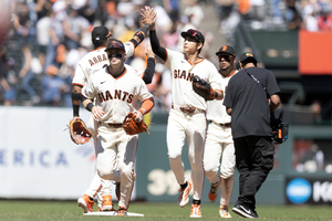 Lee Jung-hoo ends brief hitless snap, Kim Ha-seong falls to .068