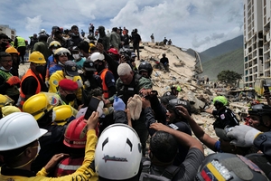 Venezuela toll rises, rescue continues