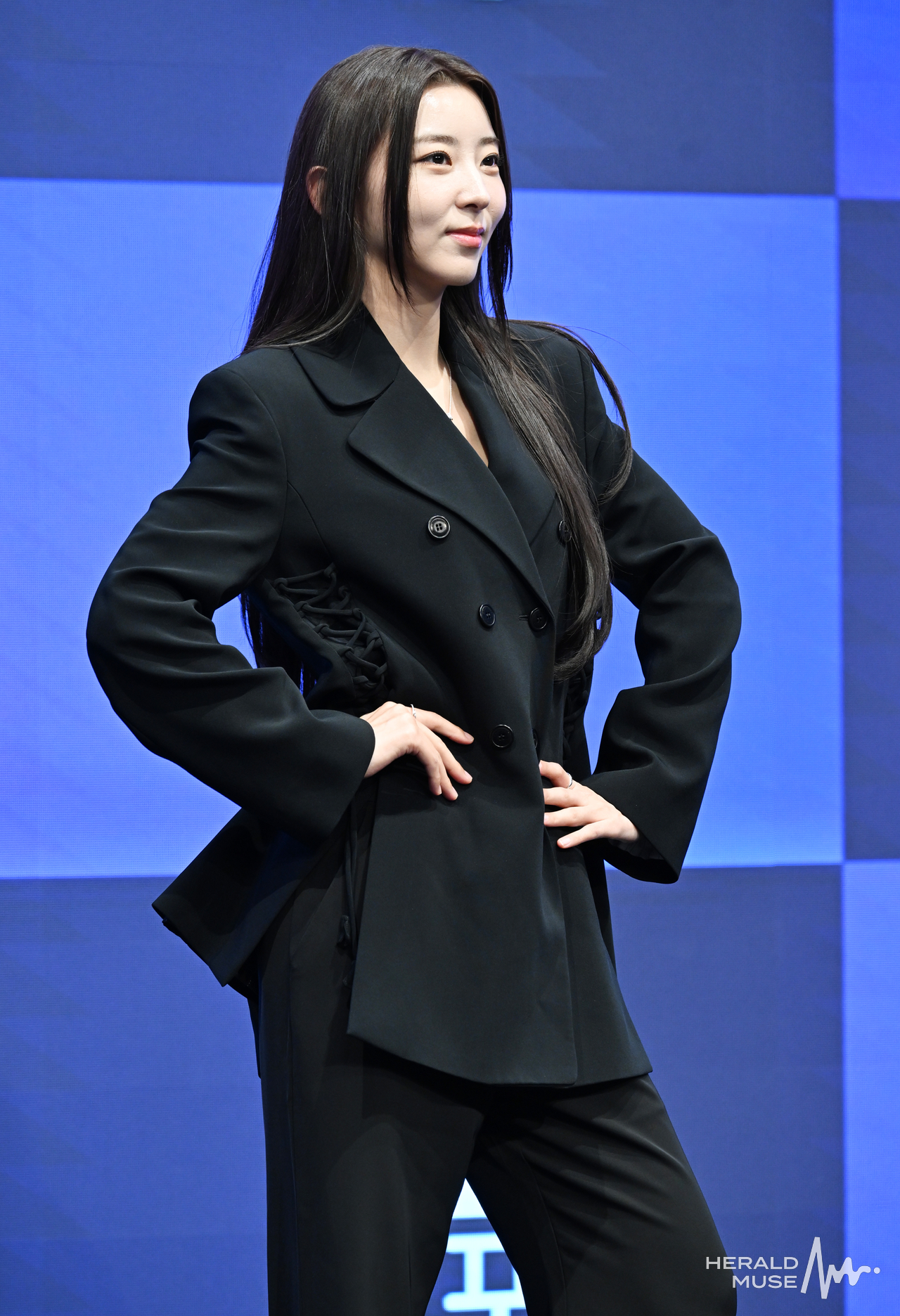 [헤럴드뮤즈=윤병찬 기자] 라이프타임 새 토일드라마 ‘공감세포’ 제작발표회가 구로구 더 세인트에서 열렸다. 이날 현장에는 김명수, 강민아, 권소현, 김칠봉 감독 등이 참석했다.
‘공감세포’는 공감을 부정한 여자와 공감을 떠안은 남자가 ‘감정 전이’라는 초현실적인 사건을 통해 서로의 세계를 침범하며 감정을 다시 배워가는 과정을 그린 로맨틱 코미디다.