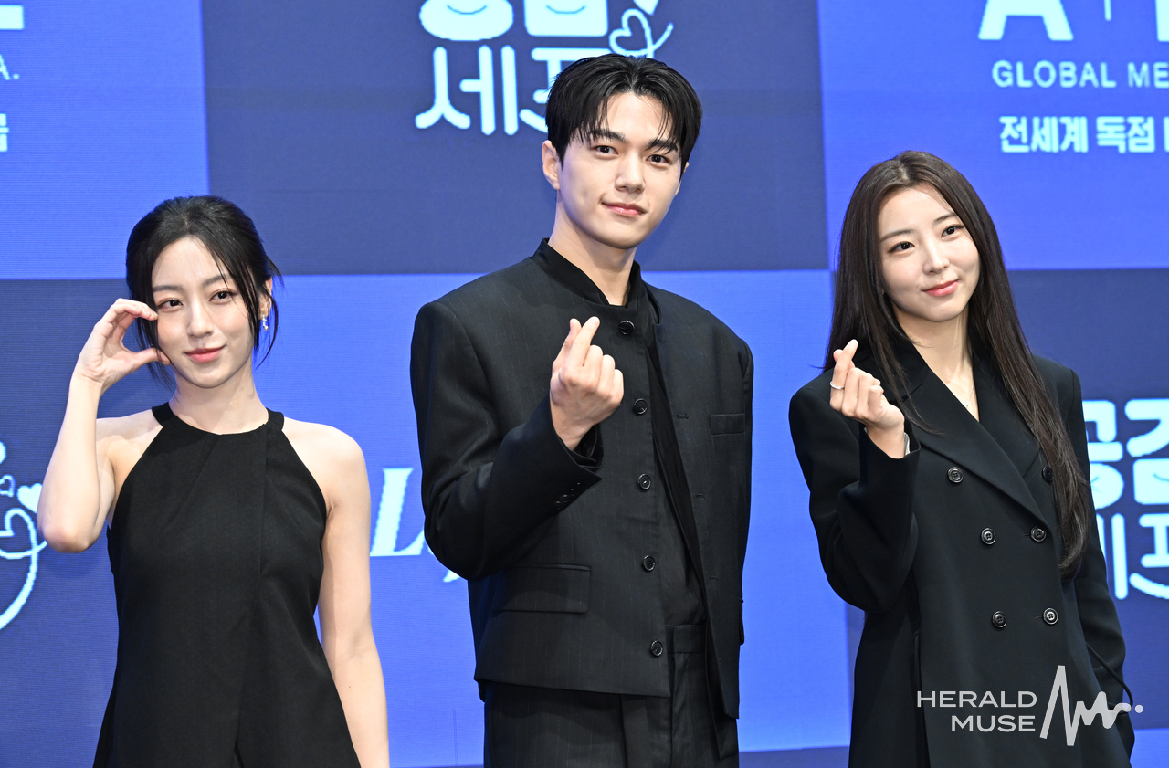 [헤럴드뮤즈=윤병찬 기자] 라이프타임 새 토일드라마 ‘공감세포’ 제작발표회가 구로구 더 세인트에서 열렸다. 이날 현장에는 김명수, 강민아, 권소현, 김칠봉 감독 등이 참석했다.
‘공감세포’는 공감을 부정한 여자와 공감을 떠안은 남자가 ‘감정 전이’라는 초현실적인 사건을 통해 서로의 세계를 침범하며 감정을 다시 배워가는 과정을 그린 로맨틱 코미디다.