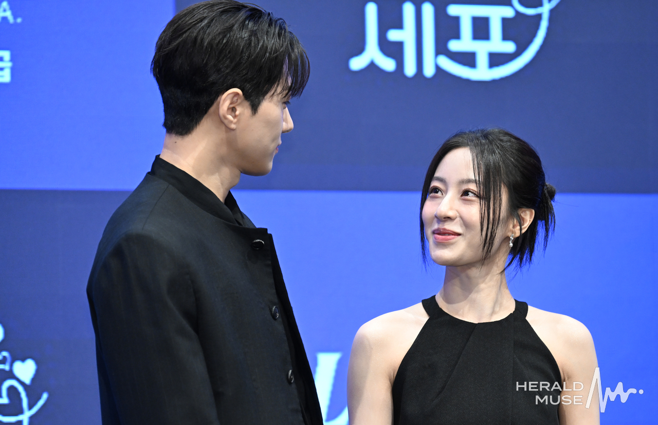 [헤럴드뮤즈=윤병찬 기자] 라이프타임 새 토일드라마 ‘공감세포’ 제작발표회가 구로구 더 세인트에서 열렸다. 이날 현장에는 김명수, 강민아, 권소현, 김칠봉 감독 등이 참석했다.
‘공감세포’는 공감을 부정한 여자와 공감을 떠안은 남자가 ‘감정 전이’라는 초현실적인 사건을 통해 서로의 세계를 침범하며 감정을 다시 배워가는 과정을 그린 로맨틱 코미디다.
