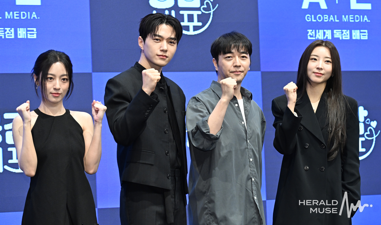 [헤럴드뮤즈=윤병찬 기자] 라이프타임 새 토일드라마 ‘공감세포’ 제작발표회가 구로구 더 세인트에서 열렸다. 이날 현장에는 김명수, 강민아, 권소현, 김칠봉 감독 등이 참석했다.
‘공감세포’는 공감을 부정한 여자와 공감을 떠안은 남자가 ‘감정 전이’라는 초현실적인 사건을 통해 서로의 세계를 침범하며 감정을 다시 배워가는 과정을 그린 로맨틱 코미디다.