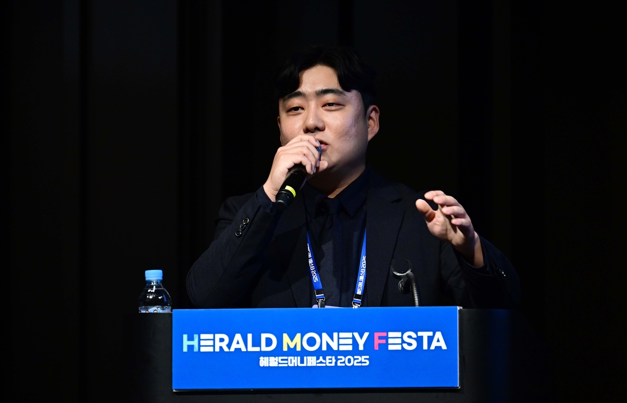 최문창 유스메타 그룹 글로벌기획팀 상무가 16일 서울 강남구 코엑스 그랜드볼룸에서 열린 ‘헤럴드머니페스타 2025’ 에서 ‘자산 보유의 새로운 패러다임과 AI시대의 암호화폐 투자 전략’의 주제로 강연을 하고 있다.  오는 17일까지 양일간 열리는 ‘헤럴드머니페스타 2025’는 ‘웰스 내비게이션’ 주제로 돈의 흐름과 자산의 맥을 짚어나가는 축제의 자리로 처음으로 월급을 모으는 2030 재테크 초심자부터 자산 승계나 절세를 염두에 둔 5060 재테크 고수까지 다양한 계층을 위한 주식·부동산·금융상품·절세·가상자산 등 재테크와 관련한 모든 정보가 총망라된다. 이상섭 기자