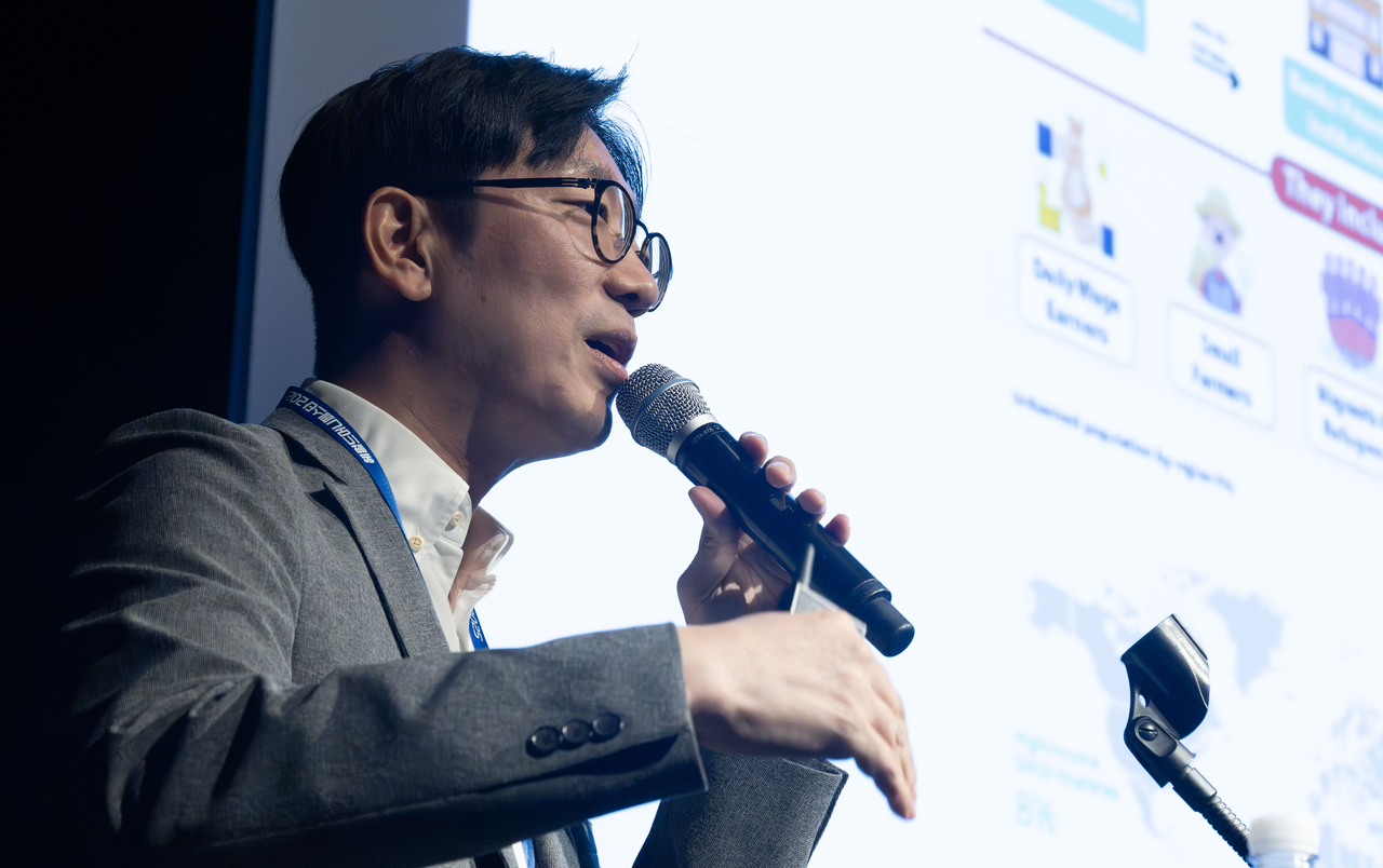 김종협 ㈜파라메타 대표가 17일 서울 강남구 코엑스 그랜드볼룸에서 열린 ‘헤럴드머니페스타 2025’에서 ‘디지털 금융혁신, 스테이블코인으로 여는 새로운 투자시대’를 주제로 강연을 하고 있다. ‘헤럴드머니페스타 2025’는 ‘웰스 내비게이션’ 주제로 돈의 흐름과 자산의 맥을 짚어나가는 축제의 자리로 처음으로 월급을 모으는 2030 재테크 초심자부터 자산 승계나 절세를 염두에 둔 5060 재테크 고수까지 다양한 계층을 위한 주식·부동산·금융상품·절세·가상자산 등 재테크와 관련한 모든 정보가 총망라된다. 임세준 기자