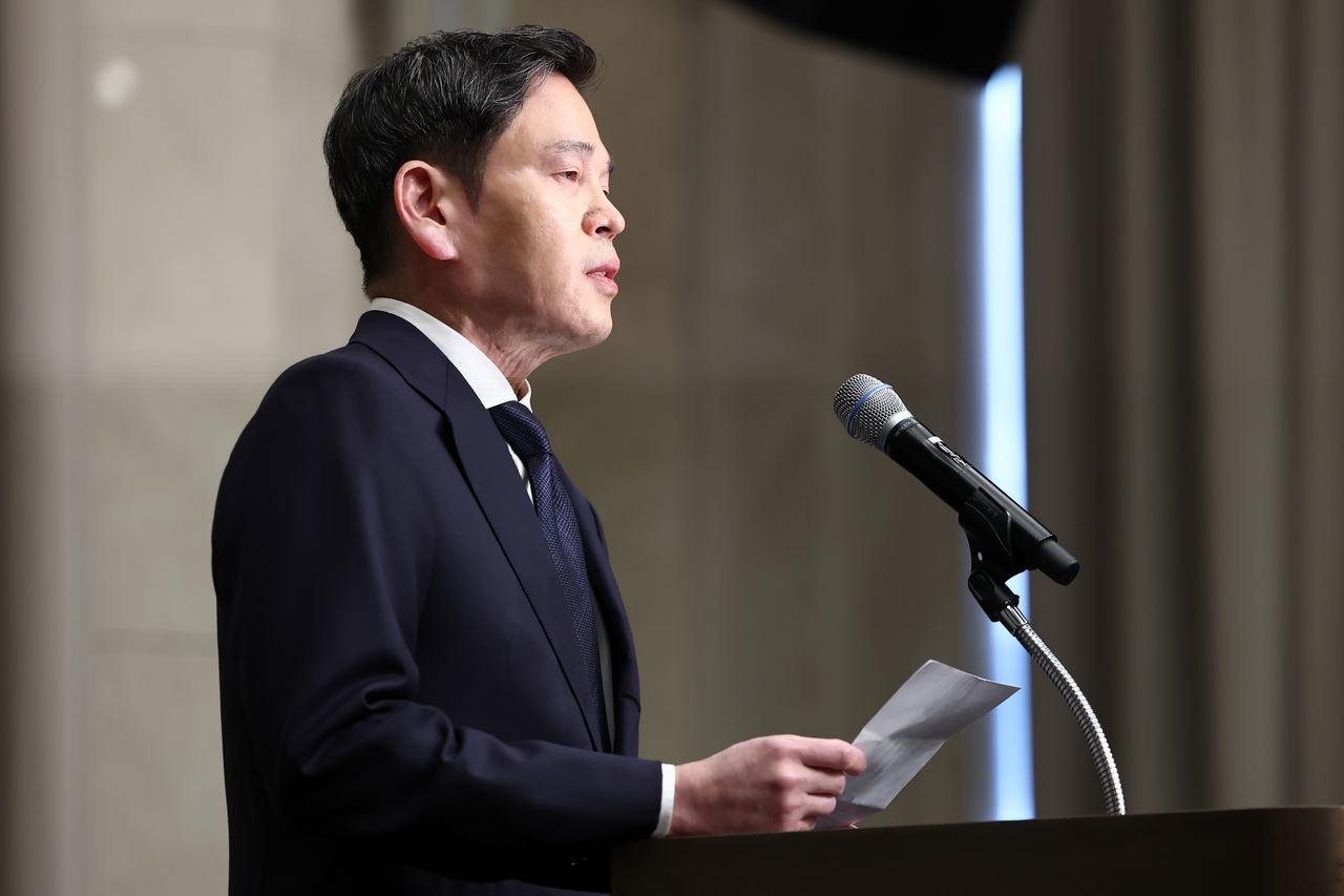 Shinsegae Group Chair Chung Yong-jin delivers an apology in Seoul on Tuesday. (Yonhap)