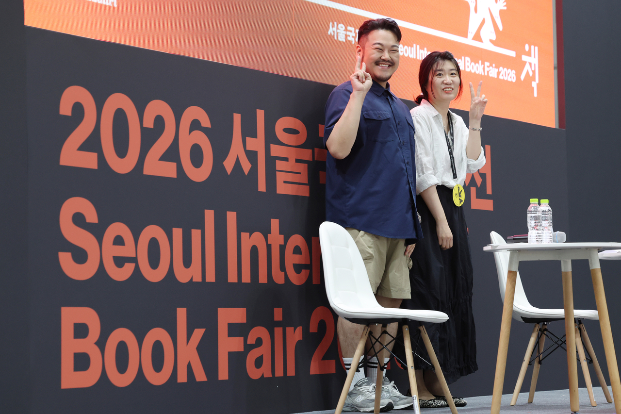 Novelists Park Sang-young (left) and Chung Se-rang attend a joint book talk "How to Write" at the Seoul International Book Fair at Coex in Seoul on Friday. (Newsis)