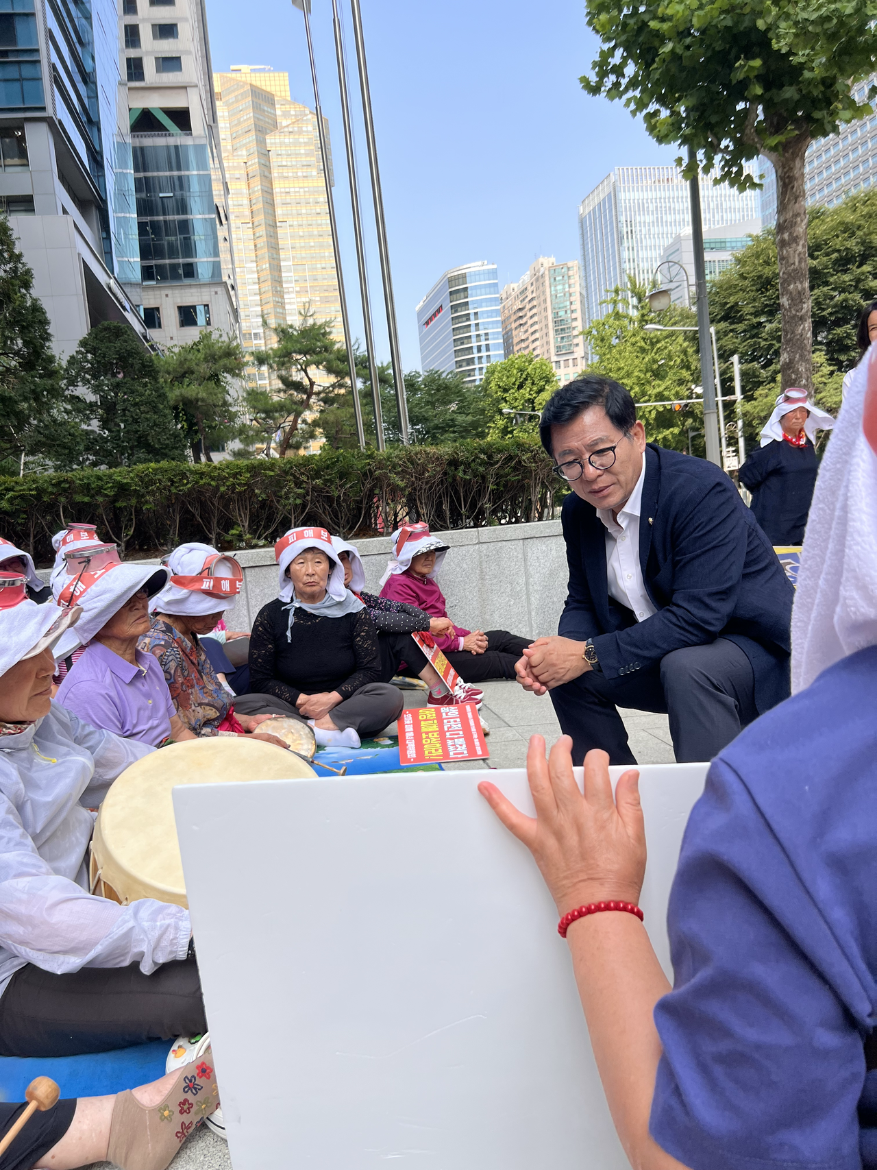 Rep. Lee Sang-hwi of the main opposition People Power Party (right) listens to the grievances of the divers. (Park Jun-hee/The Korea Herald)