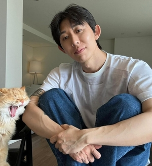 “코드 쿤스트, 8년 사귄 연인과 결별” 보도…소속사 “사생활 확인 어려워”