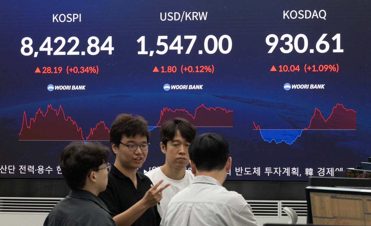 A financial data screen at Woori Bank's dealing room in central Seoul displays movements in the Kospi, won-dollar exchange rate and Kosdaq on Tuesday. (Yoon Chang-bin/The Korea Herald)
