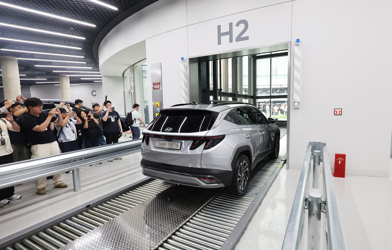 Hyundai Motor Co. demonstrates a diagnostic run on its Tucson SUV at the new Suwon High-tech Center in Giheung-gu, Yongin, Gyeonggi Province, on Tuesday. (Yonhap)