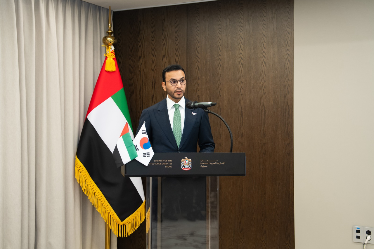 سفير الدولة لدى كوريا عبدالله سيف النعيمي يتحدث في ورشة عمل الابتكار المستدام التي استضافتها سفارة الإمارات في سيول ومبادرة محمد بن زايد للمياه وهيئة دبي للبيئة والتغير المناخي في سيول. في مايو 2025 (سفارة دولة الإمارات العربية المتحدة في سيول)