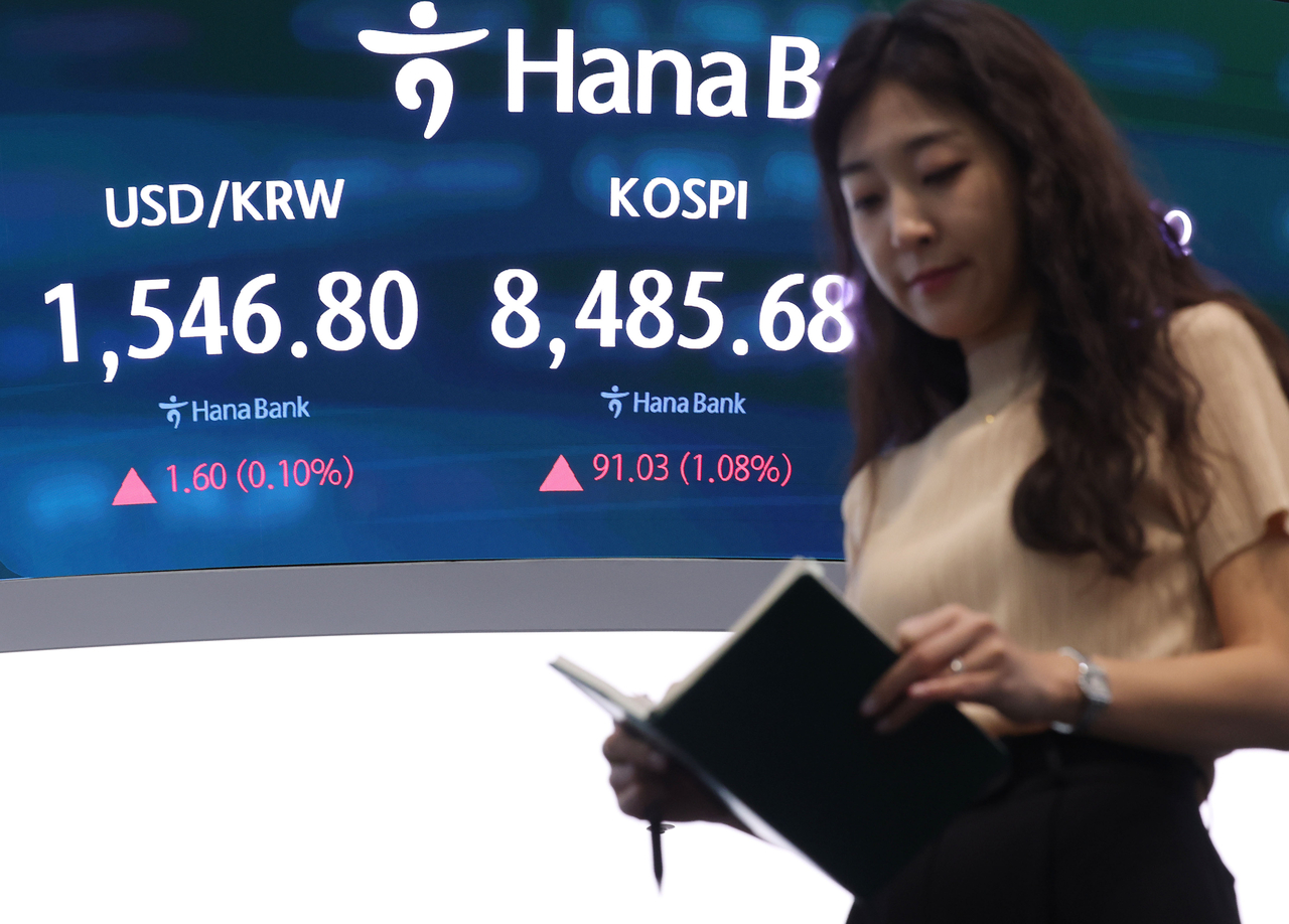 An electronic board showing the Korea Composite Stock Price Index at a dealing room of the Hana Bank headquarters in Seoul on Tuesday. (Yonhap)