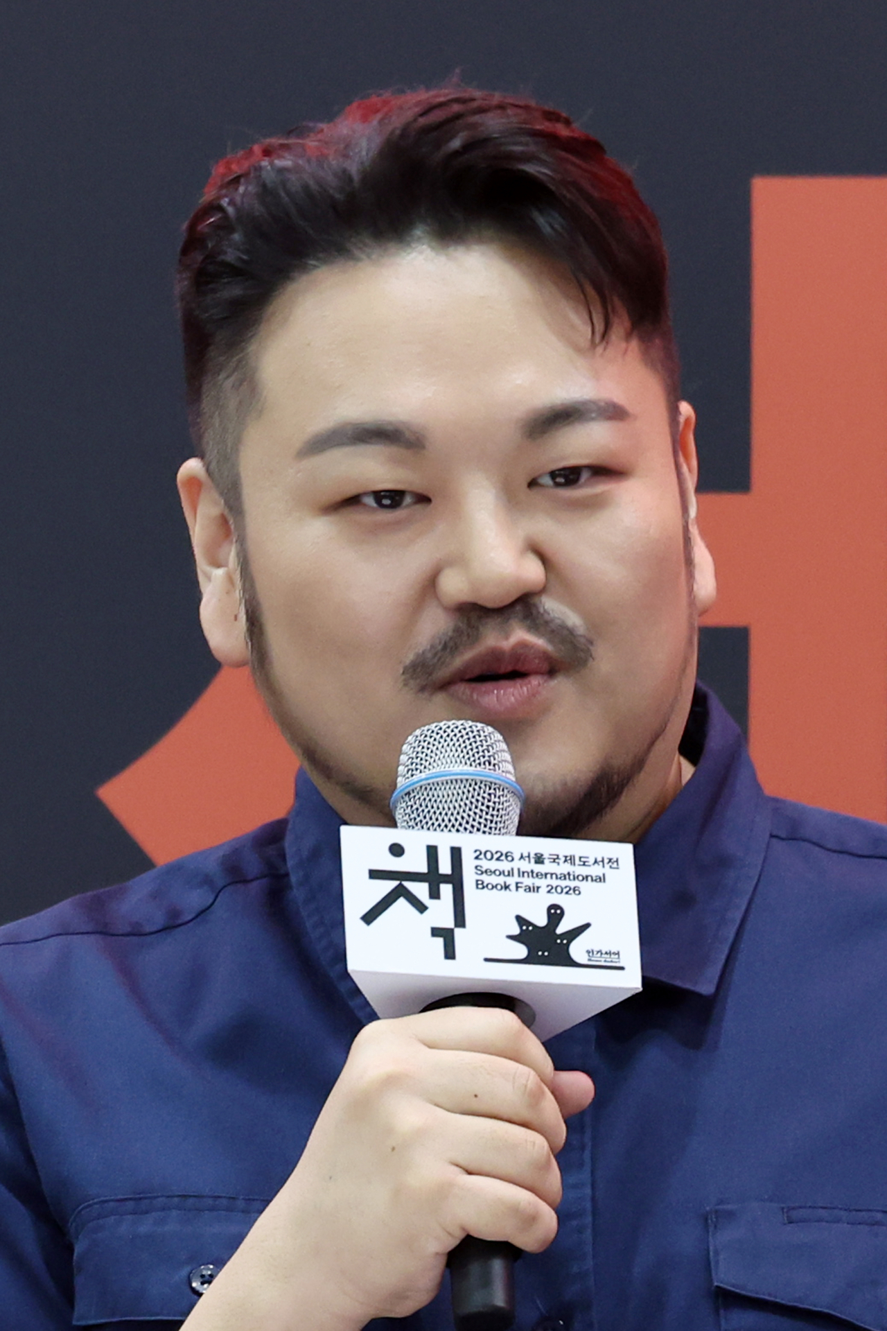 Novelist Park Sang-young speaks during a joint book talk "How to Write" at the Seoul International Book Fair at Coex in Seoul on Friday. (Newsis)