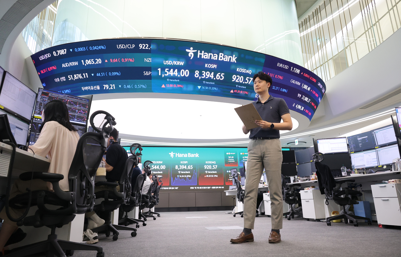 This photo taken on Monday, shows the dealing room of Hana Bank in central Seoul. (Yonhap)