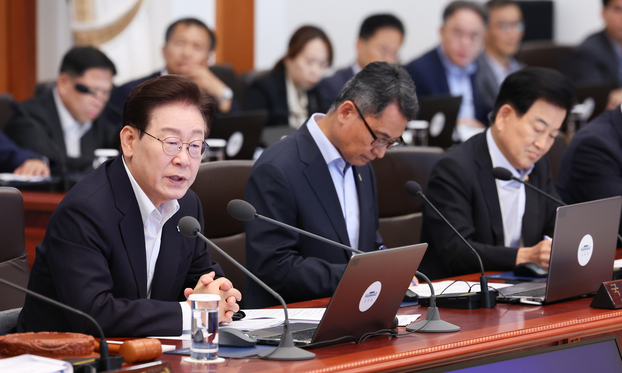 President Lee Jae Myung (left) speaks during a Cabinet meeting at Cheong Wa Dae in Seoul on Tuesday. (Pool photo via Yonhap)