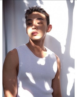 Yoo Ah-in, Ryu Jun-yeol in talks with Galaxy Corp.: report