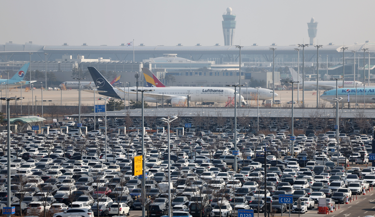 Vehicles are parked in the long-term parking area at Incheon Airport's Terminal 2. (Newsis)