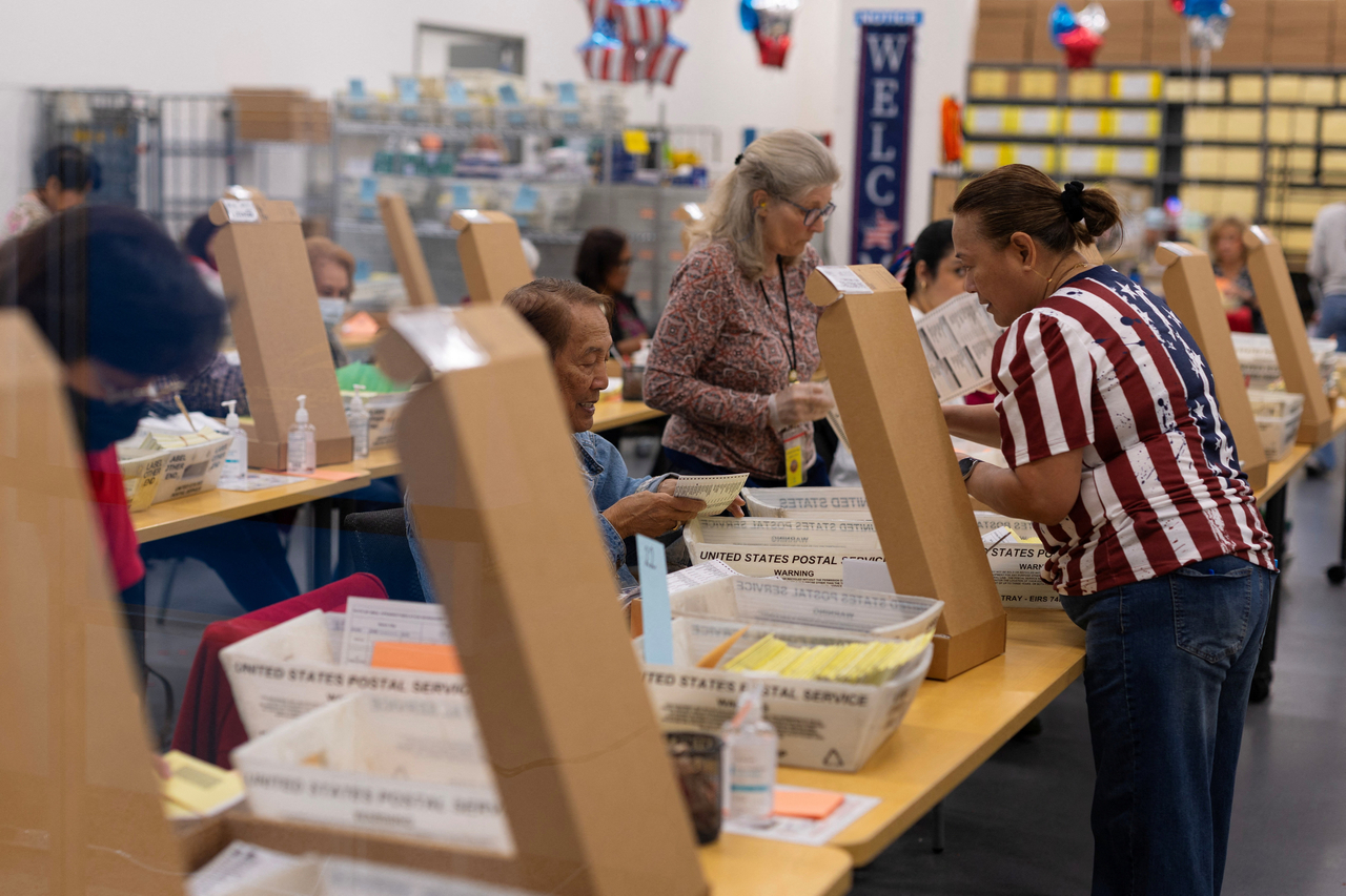 Election workers extract mail-in ballots at the registrar of voters' office during the California primary election in San Diego, June 2. (Reuters-Yonhap)