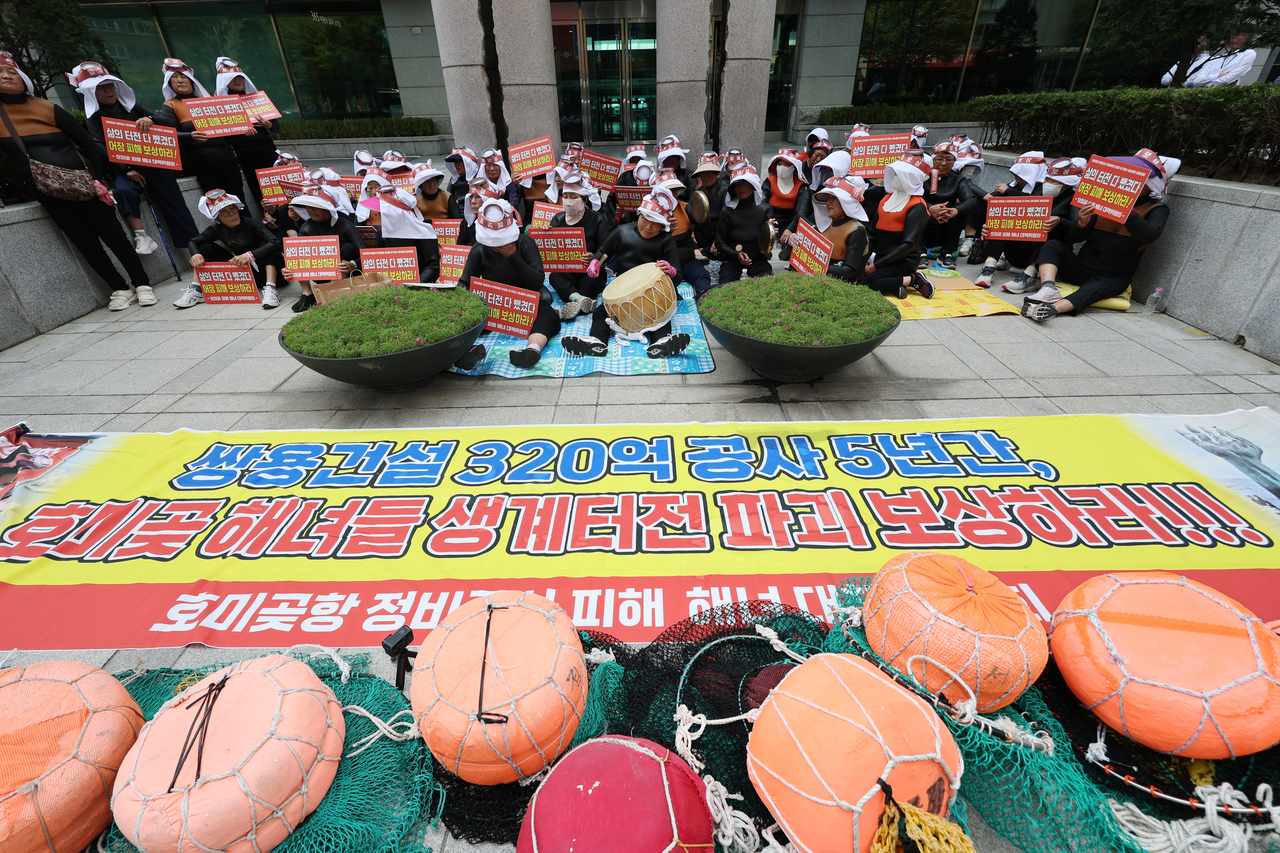 Tewak, floating diving baskets used by haenyeo to collect seafood while diving, are placed in front of protesters during a rally outside Ssangyong Engineering & Construction's headquarters in Seoul on Monday. (Yonhap)