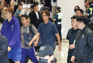 달걀 던지려다 참았다…새벽 인천공항 채운 ‘홍명보 나가’ 야유 [세상&]