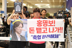 BBC “한 사람 변덕에 휘둘리는 韓축구, 100년 비전 갖고 함께 일하는 日 교훈 삼아야”