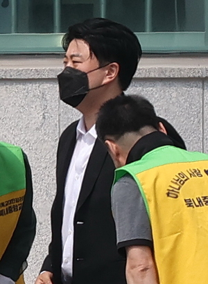 김호중, 교도소 안에서 승용차 타고 노출 없이 출소…‘기다렸다’ 마중나온 팬들