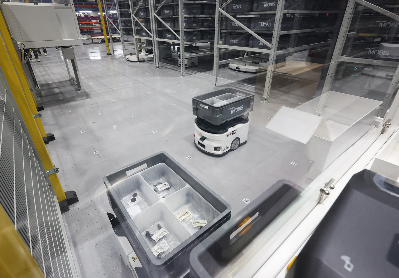 An autonomous mobile robot moves parts inside Hyundai Motor Company's new Suwon High-Tech Center in in Giheung-gu, Yongin, Gyeonggi Province on Tuesday. (Yonhap)