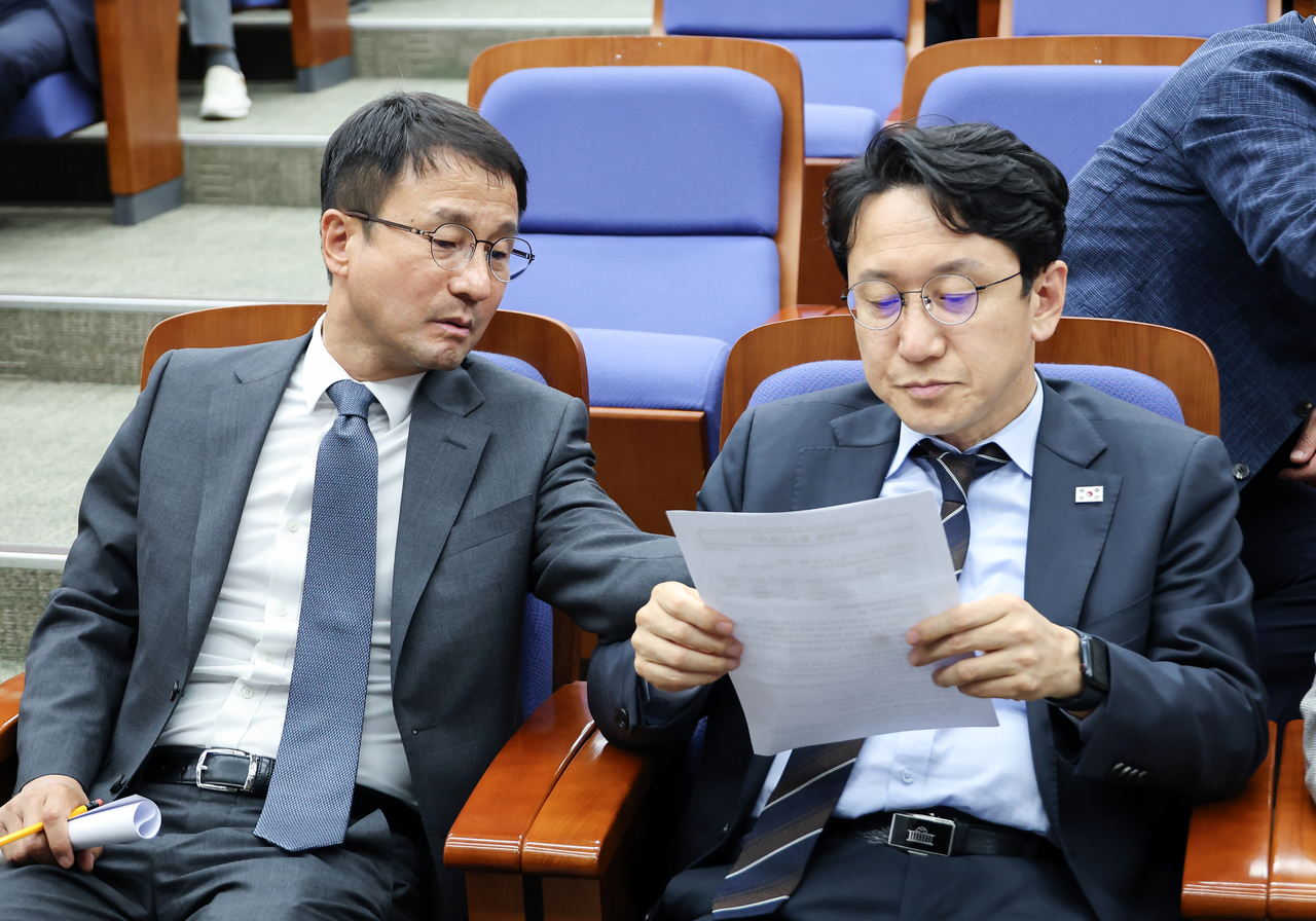 Democratic Party floor leader Rep. Han Byung-do (keft) and Rep. Cheon Jun-ho is seen during Democratic Party lawmakers' general assembly before the plenary session on Tuesday. (Yonhap)