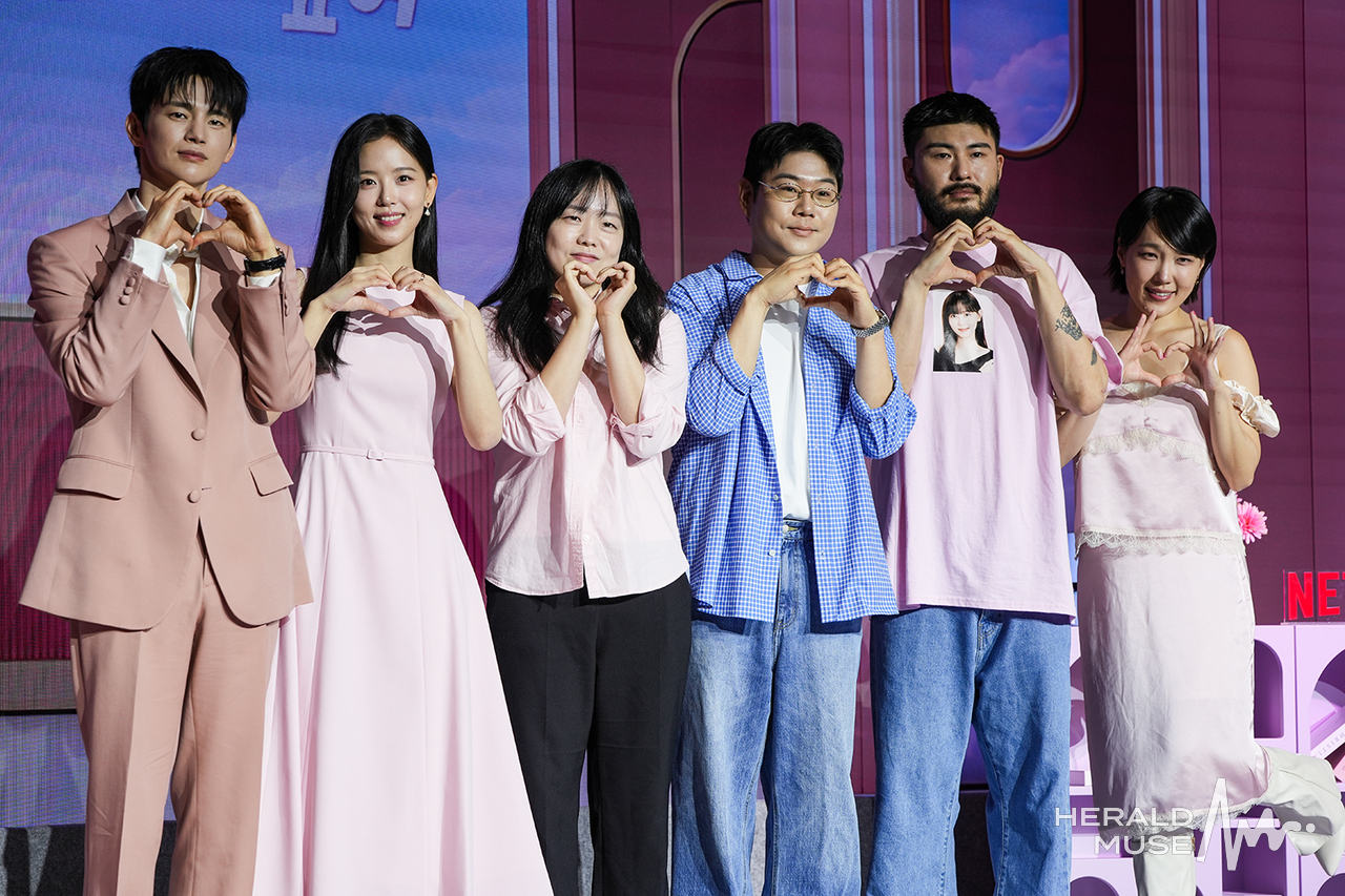 [헤럴드뮤즈=민경빈 기자] 넷플릭스 시리즈 ‘모태솔로지만 연애는 하고 싶어’ (이하 모솔연애)시즌2 출연진이 1일 오전 서울시 마포구 호텔 나루에서 열린 ‘모솔연애’ 시즌2 제작발표회에 참석해 포즈를 취하고 있다.
