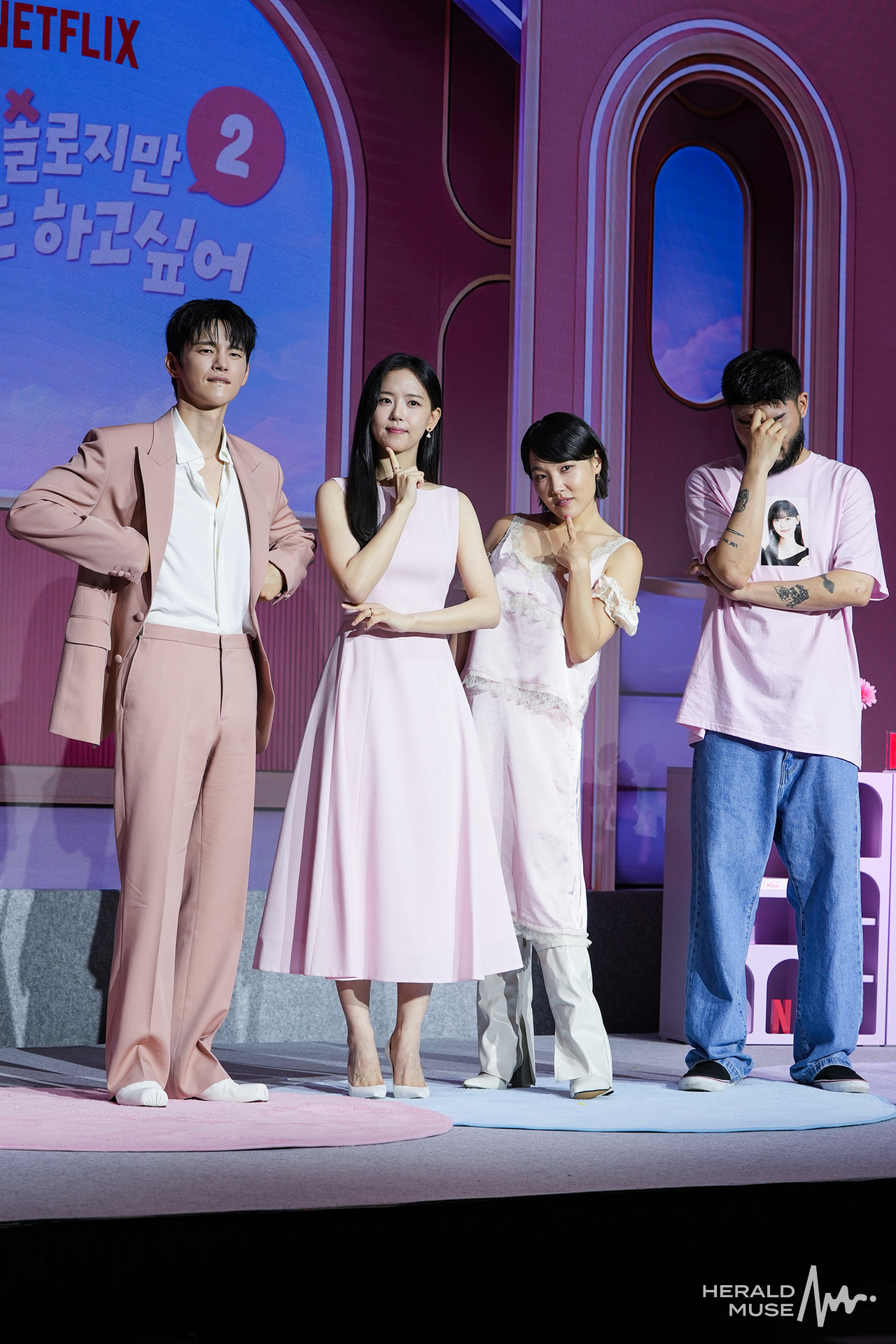 [헤럴드뮤즈=민경빈 기자] 넷플릭스 시리즈 ‘모태솔로지만 연애는 하고 싶어’ (이하 모솔연애)시즌2 출연진이 1일 오전 서울시 마포구 호텔 나루에서 열린 ‘모솔연애’ 시즌2 제작발표회에 참석해 포즈를 취하고 있다.