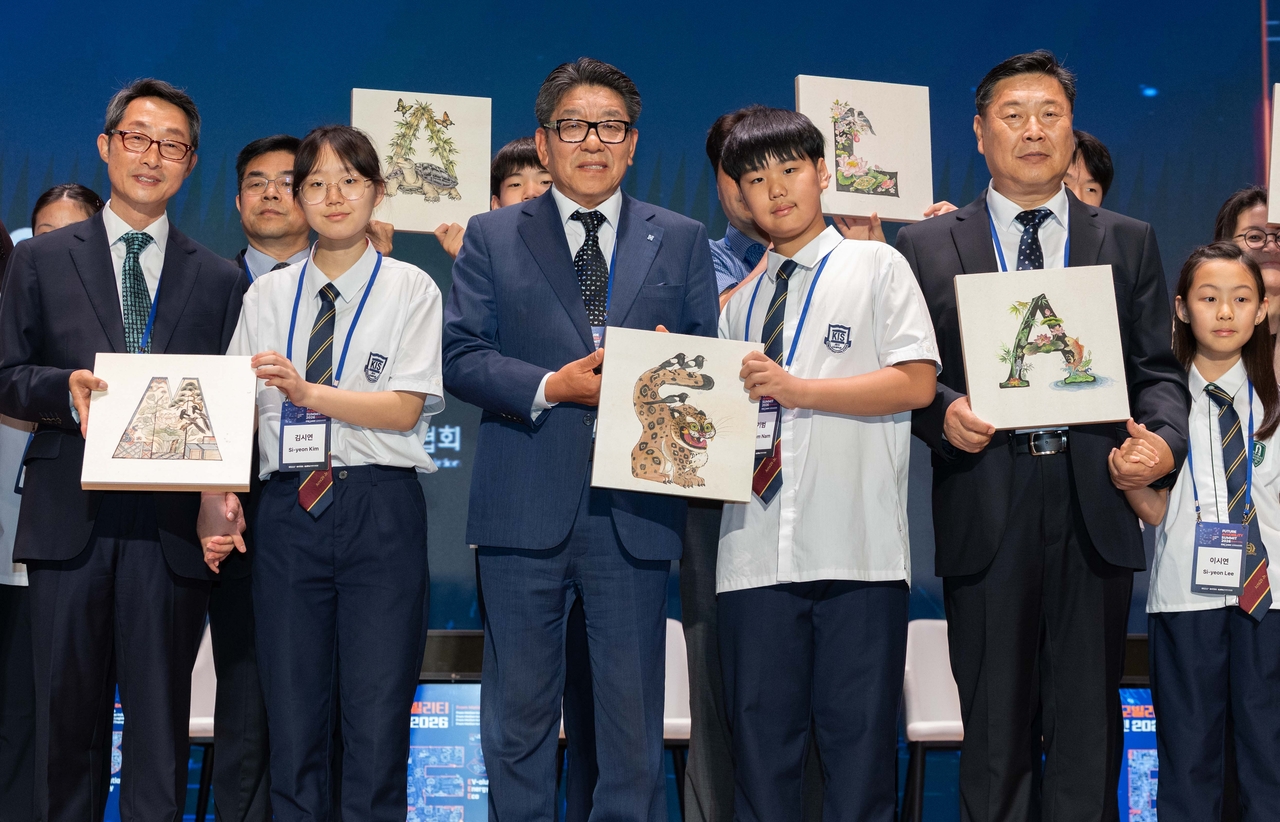 Herald Media Group CEO Choi Jin-young (third from left) poses for a photo with student participants and guests during the Future AI Mobility Summit 2026 at the Korea Chamber of Commerce and Industry in Seoul on Tuesday. (Yoon Chang-bin/The Korea Herald)