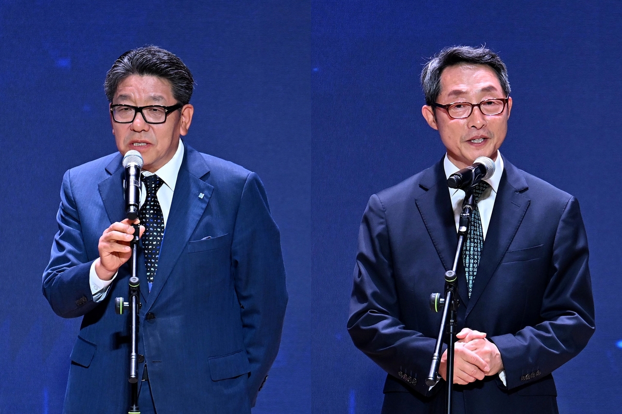 Herald Media Group CEO Choi Jin-young (left) and Korea Future eco-Mobility Service Association Chairman Lee Seok-gu deliver welcoming remarks during the Future AI Mobility Summit 2026 at the Korea Chamber of Commerce and Industry in Seoul on Tuesday. (Lee Sang-sub, Yoon Chang-bin/The Korea Herald)