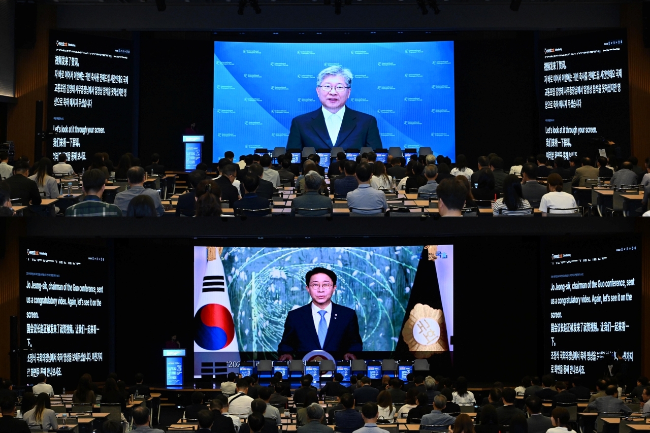 Kim Young-tae (top), secretary-general of the International Transport Forum at the OECD, and National Assembly Speaker Cho Jeong-sik deliver congratulatory remarks via video during the Future AI Mobility Summit 2026 at the Korea Chamber of Commerce and Industry in Seoul on Tuesday. (Lee Sang-sub/The Korea Herald)