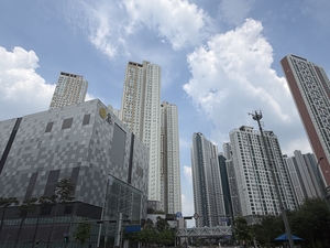 “깎아달라” “못 내린다” 팽팽…삼전닉스 영끌 몰리던 기흥, 현장은 혼선 [부동산360]