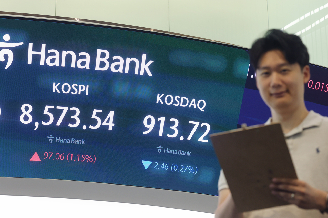 An electronic board showing the Korea Composite Stock Price Index at a dealing room of the Hana Bank headquarters in Seoul on Wednesday. (Yonhap)