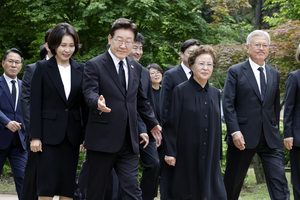 Lee set to meet ex-President Moon over lunch ahead of party leadership convention