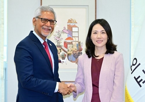 Second Vice Foreign Minister Kim Jina (R) shakes hands with Jagan Chapagain, secretary general of the International Federation of Red Cross and Red Crescent Societies, ahead of their talks in Seoul on Tuesday. (Ministry of Foreign Affairs)
